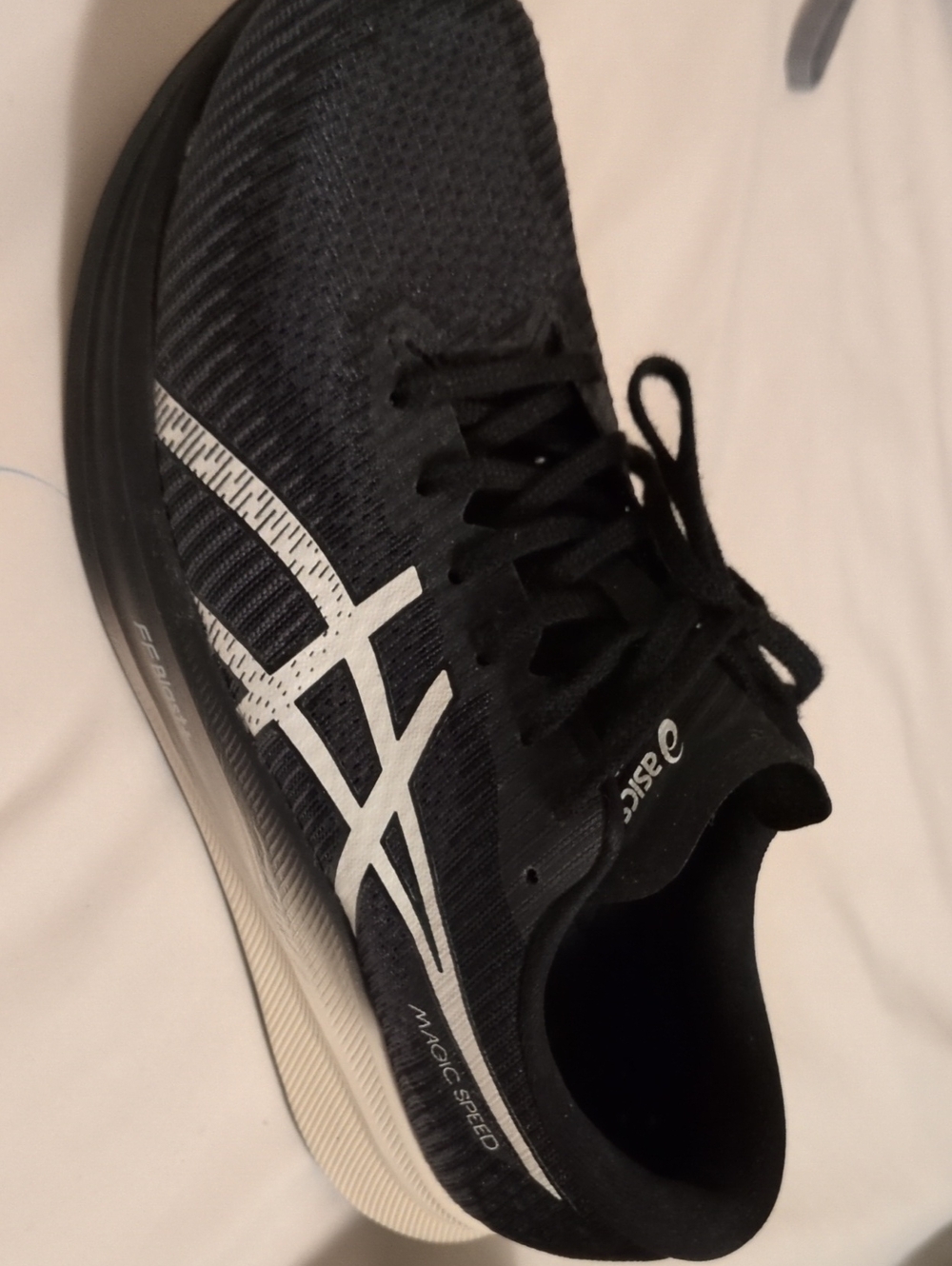ASICS Black and White Men's Running Shoe - Sleek Performance Size 43.5